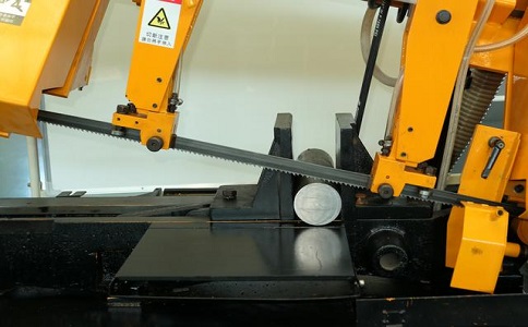 富顺数控带锯床自动送料精度会出现偏差吗？